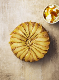 Pear Upside-down Cake with Golden Whisky Cream 