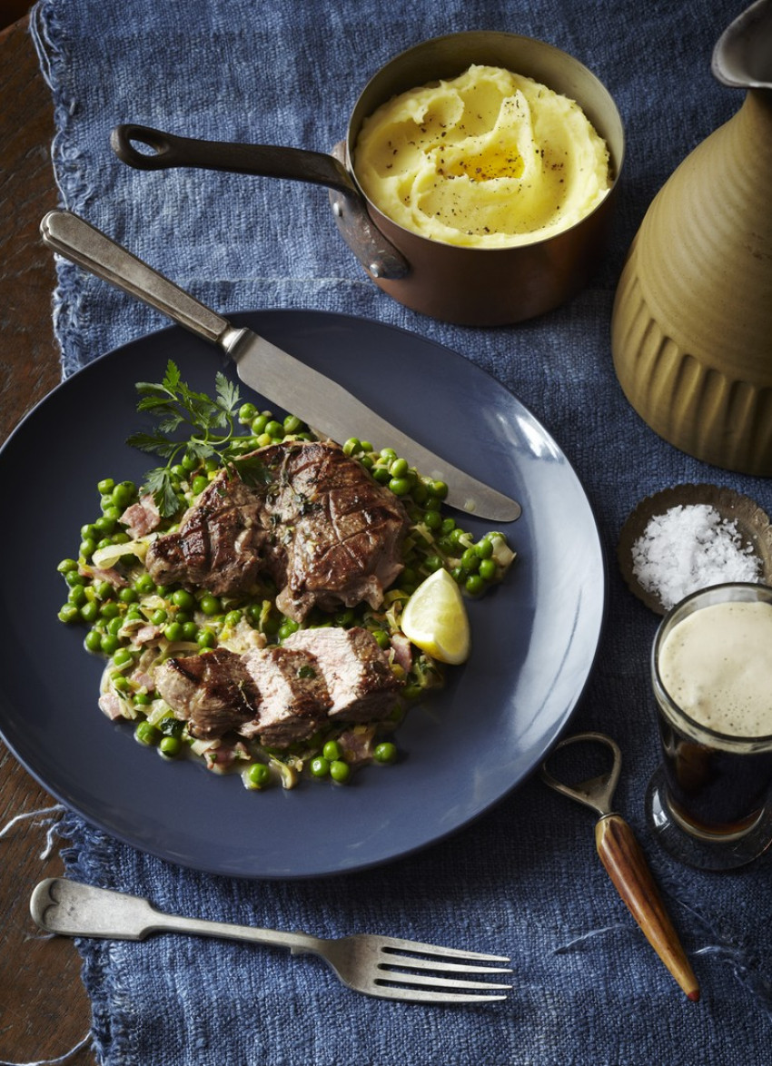 Lamb Leg Steaks with Peas, Bacon and Leeks 