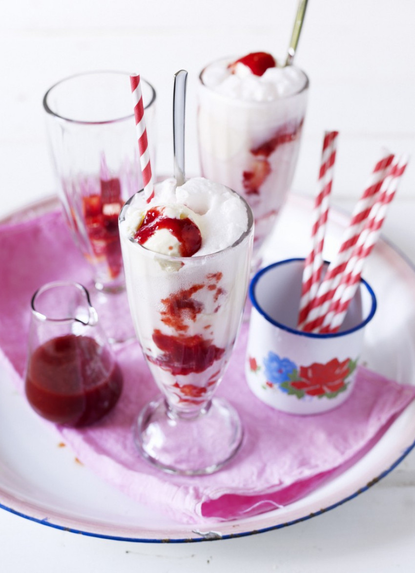 Old Fashioned Strawberry Ice Cream Sundaes