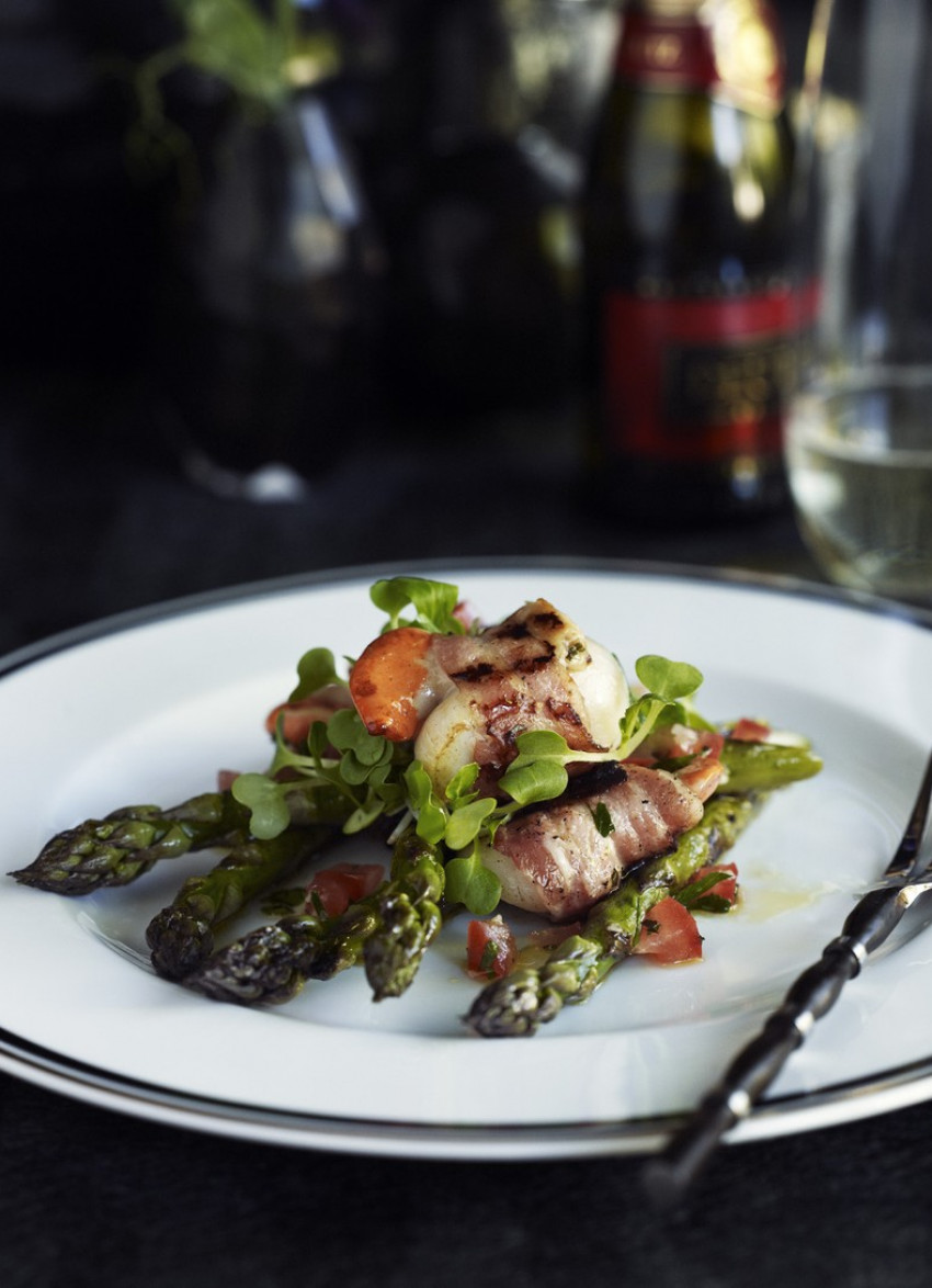 Scallops with Roasted Asparagus and Tomato Dressing