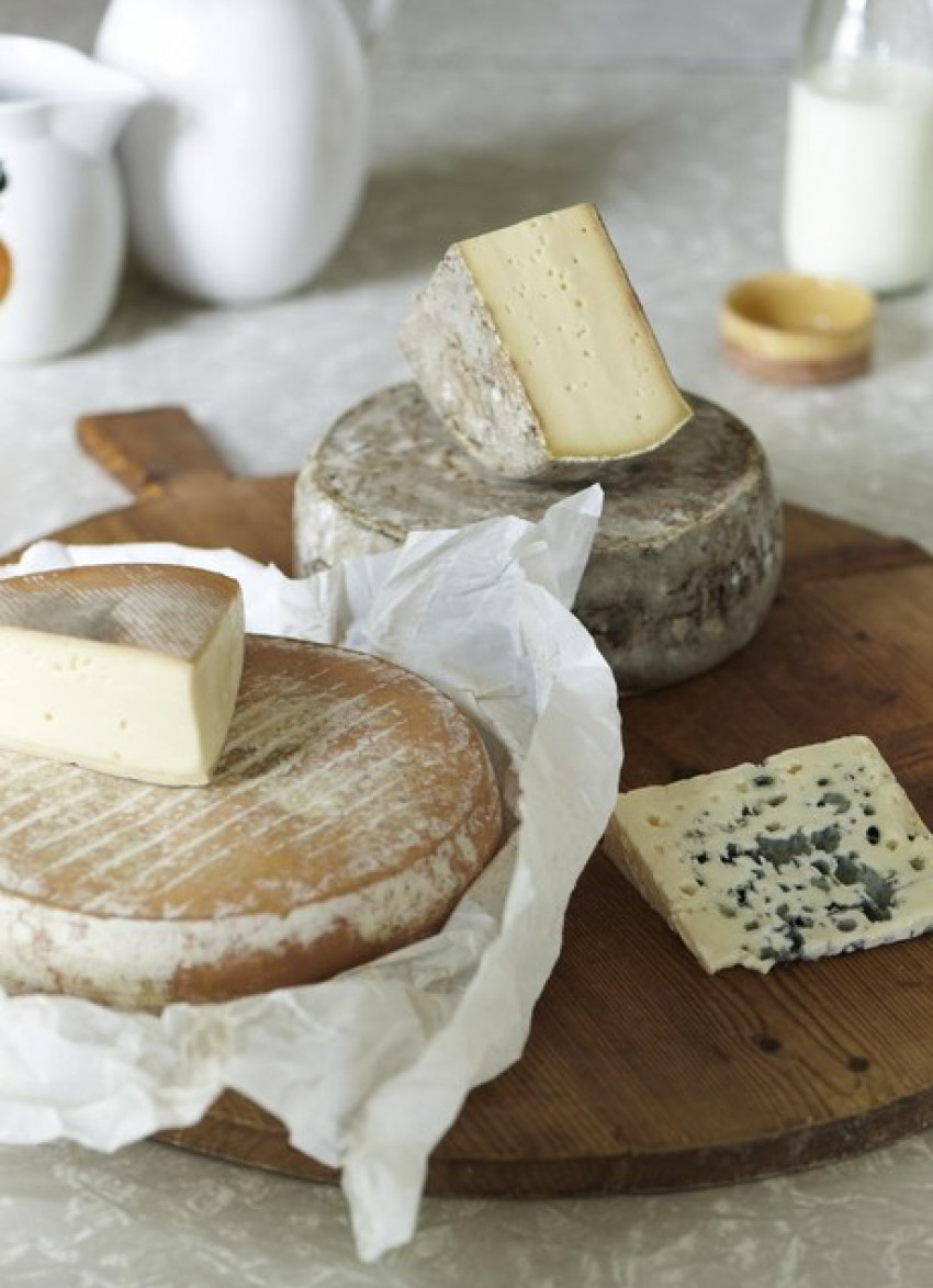 Camembert de Normandie: French raw-milk cheese