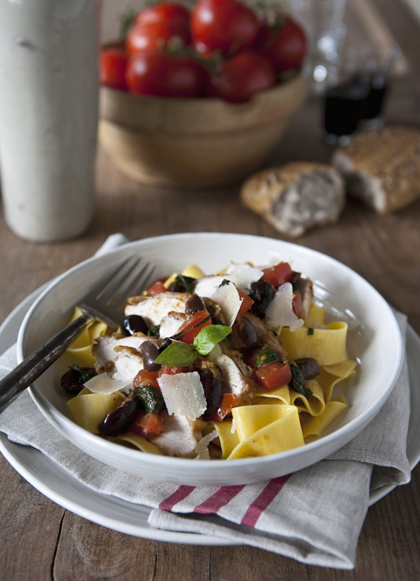 Chicken with Tomato, Anchovy and Black Olive Sauce