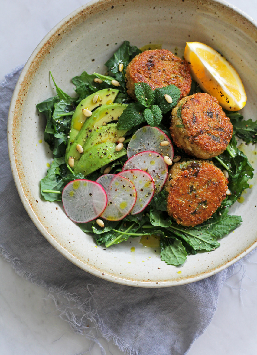 Crunchy Quinoa and Spring Onion Patties with Radish, Avo and Kale ...