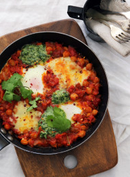 Spiced Chickpeas with Baked Eggs, Spring Onion, Pesto and Mozzarella 