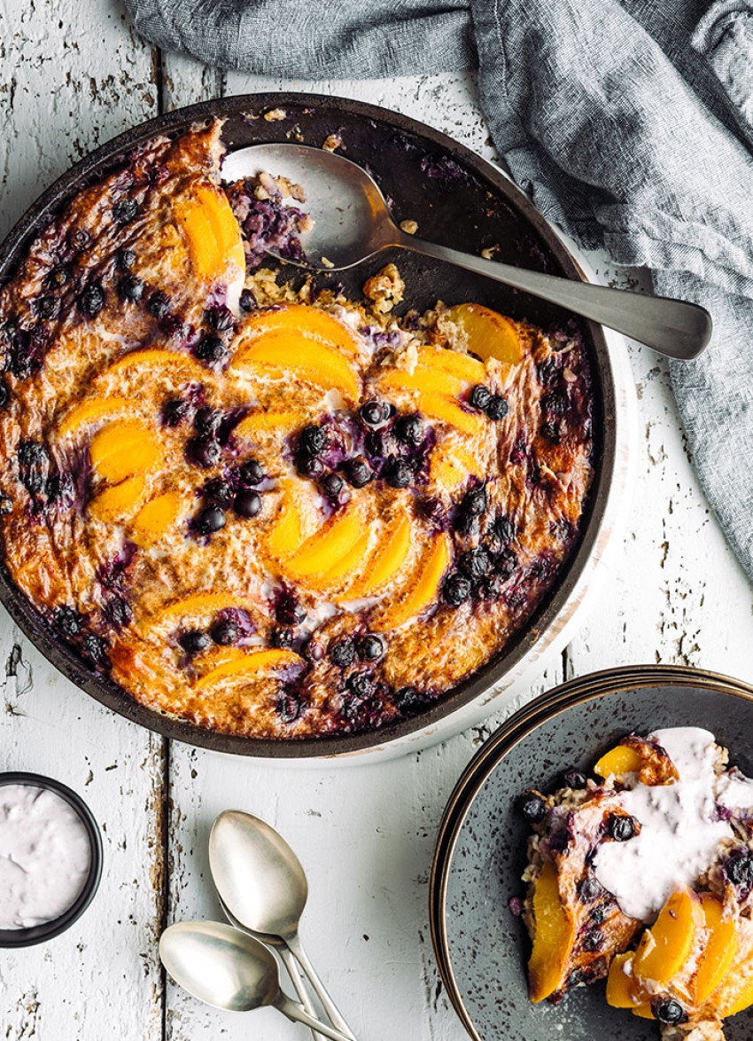 Spiced Oven-baked Oats with Blueberries and Peaches