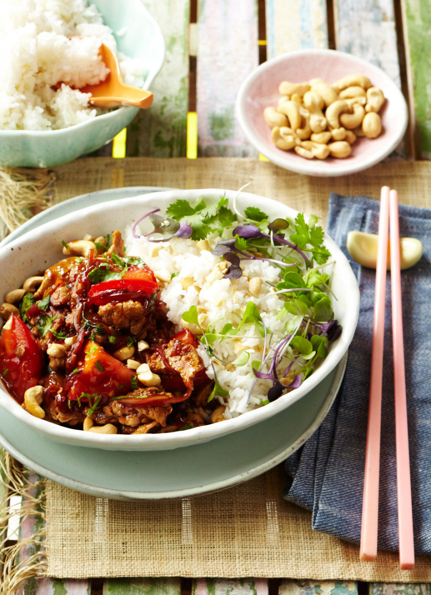 Pork Stir-Fry with Oyster Sauce, Tomatoes and Cashew Nuts 